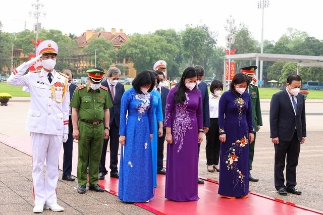 Các đại biểu thành kính tưởng nhớ Chủ tịch Hồ Chí Minh vĩ đại. Ảnh: VGP Các đại biểu thành kính tưởng nhớ Chủ tịch Hồ Chí Minh vĩ đại. Ảnh: VGP