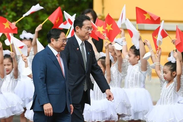 Thủ tướng Phạm Minh Chính mời Thủ tướng Kishida Fumio bước trên thảm đỏ trong tiếng vẫy chào của các em học sinh. Ảnh: VGP Thủ tướng Phạm Minh Chính mời Thủ tướng Kishida Fumio bước trên thảm đỏ trong tiếng vẫy chào của các em học sinh. Ảnh: VGP