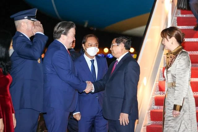 Đại sứ Hoa Kỳ tại Việt Nam Marc Knapper, Đại sứ Việt Nam tại Hoa Kỳ Nguyễn Quốc Dũng và cán bộ, nhân viên Đại sứ quán Việt Nam tại Hoa Kỳ đón Thủ tướng tại sân bay quân sự Andrews. Ảnh: VGP Đại sứ Hoa Kỳ tại Việt Nam Marc Knapper, Đại sứ Việt Nam tại Hoa Kỳ Nguyễn Quốc Dũng và cán bộ, nhân viên Đại sứ quán Việt Nam tại Hoa Kỳ đón Thủ tướng tại sân bay quân sự Andrews. Ảnh: VGP