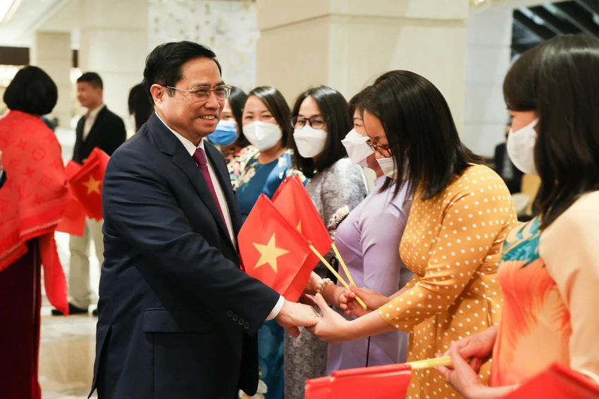 Đại diện cộng đồng người Việt Nam tại Hoa Kỳ và cán bộ, nhân viên Đại sứ quán Việt Nam tại Washington D.C. chào đón Thủ tướng Phạm Minh Chính. Ảnh: VGP Đại diện cộng đồng người Việt Nam tại Hoa Kỳ và cán bộ, nhân viên Đại sứ quán Việt Nam tại Washington D.C. chào đón Thủ tướng Phạm Minh Chính. Ảnh: VGP