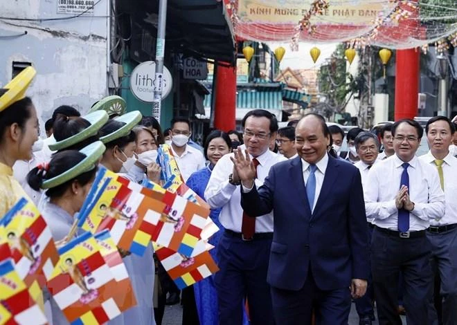 Chủ tịch nước Nguyễn Xuân Phúc tới thăm chùa Minh Đạo. Ảnh: TTXVN Chủ tịch nước Nguyễn Xuân Phúc tới thăm chùa Minh Đạo. Ảnh: TTXVN