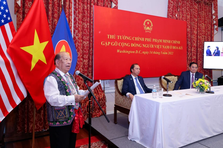 GS. Yang Dao, dân tộc Mông, đang giảng dạy tại ĐH Minnesota, đại diện cộng đồng người Việt khu bờ Đông chia sẻ cảm xúc tại cuộc gặp gỡ. Ảnh: VGP