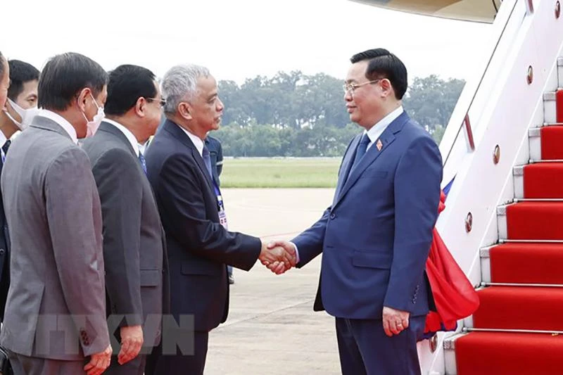 Lễ đón Chủ tịch Quốc hội Vương Đình Huệ tại sân bay. Ảnh: TTXVN Lễ đón Chủ tịch Quốc hội Vương Đình Huệ tại sân bay. Ảnh: TTXVN