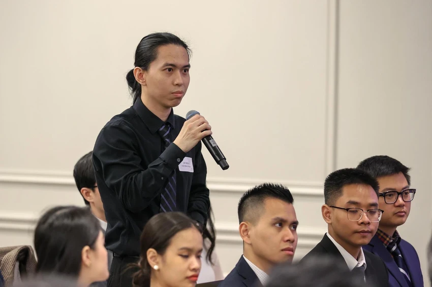 Sinh viên Đỗ Triệu Hải, đang theo chuyên ngành quan hệ quốc tế tại Đại học Columbia, đặt câu hỏi về giải pháp thu hút chất xám vào khu vực công. Ảnh: VGP Sinh viên Đỗ Triệu Hải, đang theo chuyên ngành quan hệ quốc tế tại Đại học Columbia, đặt câu hỏi về giải pháp thu hút chất xám vào khu vực công. Ảnh: VGP
