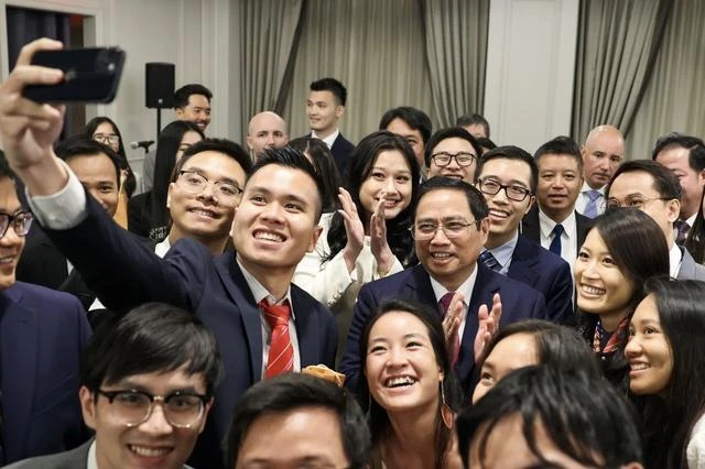 Thủ tướng Phạm Minh Chính và các thanh niên, sinh viên Việt Nam tại New York. Ảnh: VGP Thủ tướng Phạm Minh Chính và các thanh niên, sinh viên Việt Nam tại New York. Ảnh: VGP