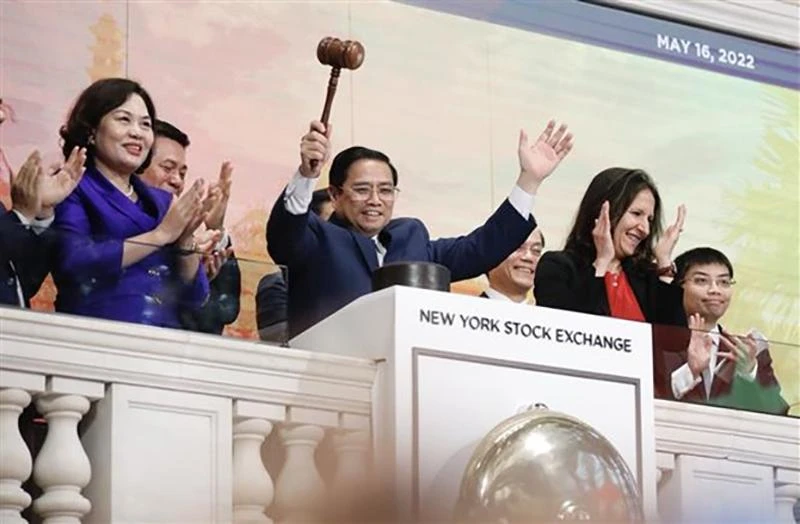 Thủ tướng Phạm Minh Chính bấm nút rung chuông và gõ búa kết thúc phiên giao dịch tại Sàn giao dịch chứng khoán New York. Ảnh: TTXVN Thủ tướng Phạm Minh Chính bấm nút rung chuông và gõ búa kết thúc phiên giao dịch tại Sàn giao dịch chứng khoán New York. Ảnh: TTXVN
