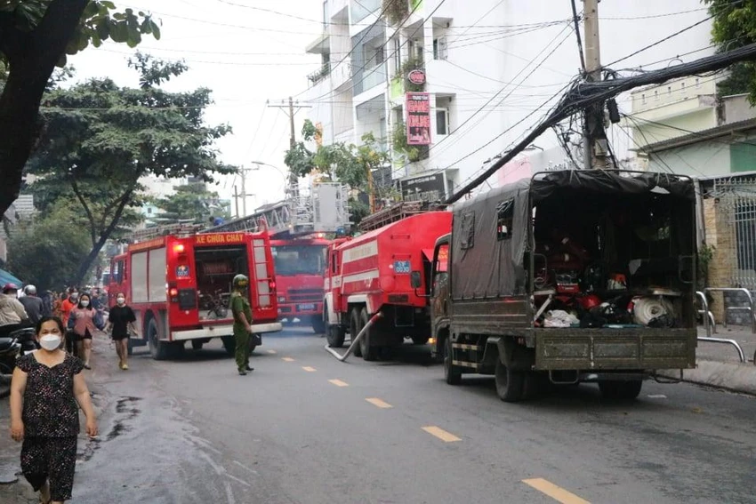Lực lượng chức năng điều động nhiều xe chữa cháy và hàng chục chiến sĩ đến hiện trường để dập tắt đám cháy. Ảnh: NY Lực lượng chức năng điều động nhiều xe chữa cháy và hàng chục chiến sĩ đến hiện trường để dập tắt đám cháy. Ảnh: NY