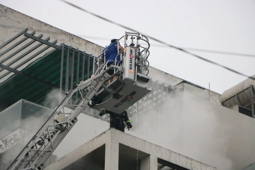 Cảnh sát phải dùng xe thang để dập tắt đám cháy. Ảnh: NY Cảnh sát phải dùng xe thang để dập tắt đám cháy. Ảnh: NY