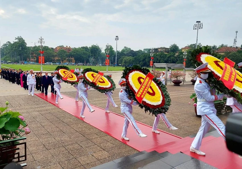 Vòng hoa của Đoàn mang dòng chữ "Đời đời nhớ ơn Chủ tịch Hồ Chí Minh vĩ đại". Ảnh: VGP Vòng hoa của Đoàn mang dòng chữ "Đời đời nhớ ơn Chủ tịch Hồ Chí Minh vĩ đại". Ảnh: VGP