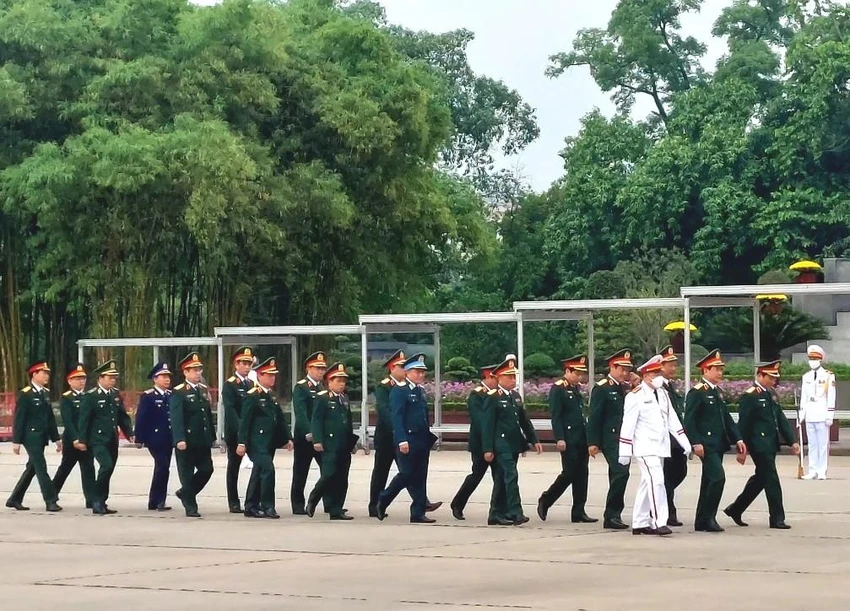 Đoàn đại biểu Bộ Quốc phòng vào Lăng viếng Chủ tịch Hồ Chí Minh. Ảnh: VGP Đoàn đại biểu Bộ Quốc phòng vào Lăng viếng Chủ tịch Hồ Chí Minh. Ảnh: VGP
