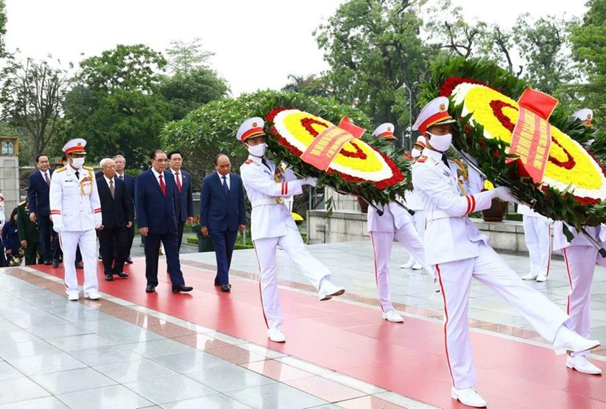 Đoàn đại biểu lãnh đạo Đảng, Nhà nước đặt vòng hoa viếng các Anh hùng liệt sĩ. Ảnh: TTXVN Đoàn đại biểu lãnh đạo Đảng, Nhà nước đặt vòng hoa viếng các Anh hùng liệt sĩ. Ảnh: TTXVN