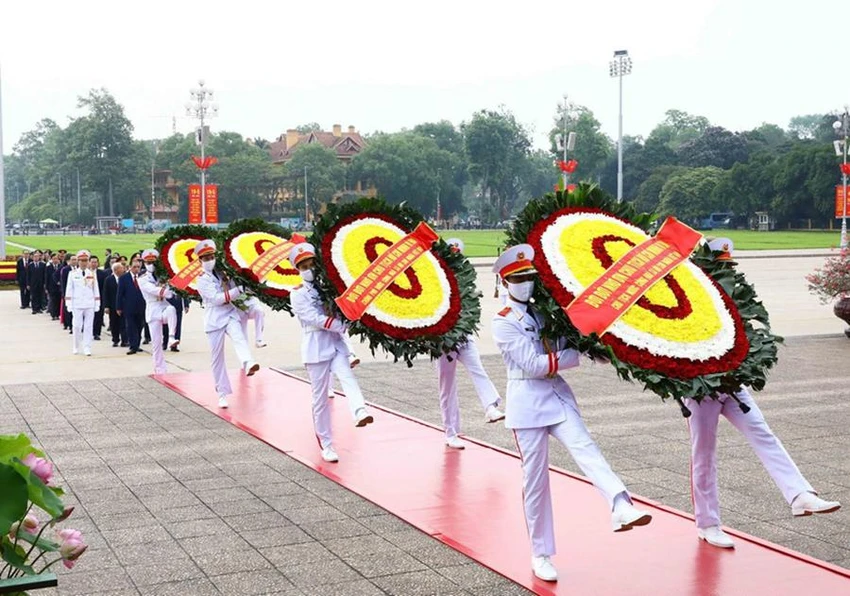 Đoàn đại biểu lãnh đạo Đảng, Nhà nước đặt vòng hoa viếng các Anh hùng liệt sĩ. Ảnh: TTXVN Đoàn đại biểu lãnh đạo Đảng, Nhà nước đặt vòng hoa viếng các Anh hùng liệt sĩ. Ảnh: TTXVN