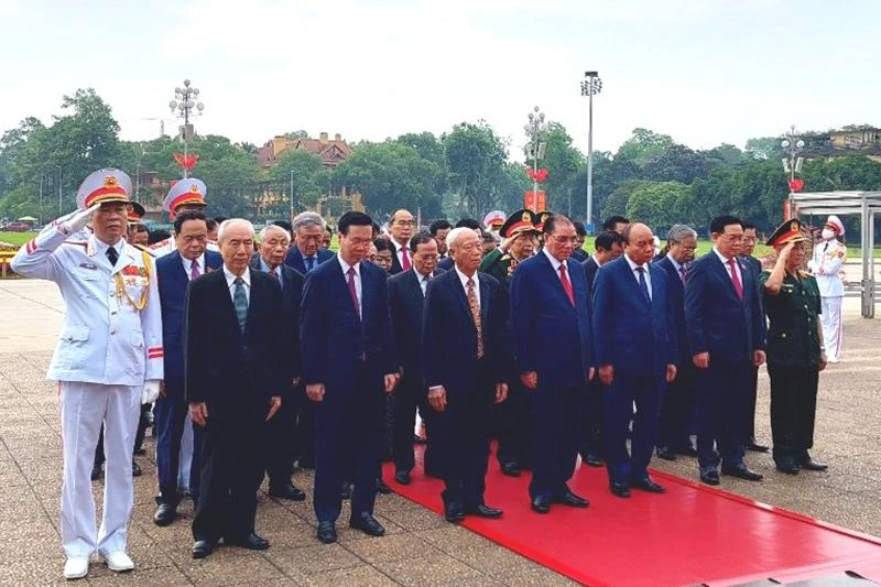 Các lãnh đạo bày tỏ lòng biết ơn vô hạn, thành kính tưởng nhớ công lao to lớn của Chủ tịch Hồ Chí Minh đối với sự nghiệp đấu tranh giải phóng dân tộc, thống nhất đất nước. Ảnh: VGP Các lãnh đạo bày tỏ lòng biết ơn vô hạn, thành kính tưởng nhớ công lao to lớn của Chủ tịch Hồ Chí Minh đối với sự nghiệp đấu tranh giải phóng dân tộc, thống nhất đất nước. Ảnh: VGP