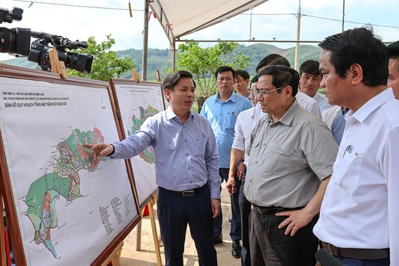 Thủ tướng kiểm tra tuyến đường đầu Dự án cao tốc Hòa Bình-Mộc Châu điểm cuối (Km 69+800 Quốc lộ 43, xã Phiêng Luông, huyện Mộc Châu). Ảnh: VGP Thủ tướng kiểm tra tuyến đường đầu Dự án cao tốc Hòa Bình-Mộc Châu điểm cuối (Km 69+800 Quốc lộ 43, xã Phiêng Luông, huyện Mộc Châu). Ảnh: VGP