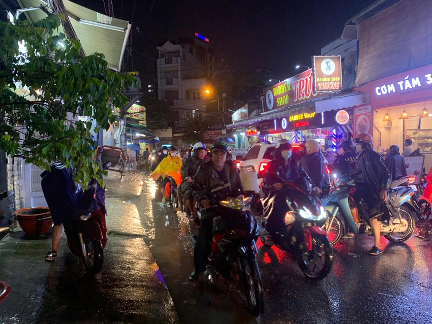 Ngã ba Võ Oanh là hướng để người dân di chuyển ra các đường như Ung Văn Khiêm, Điện Biên Phủ... nên mưa lớn kéo dài vào giờ tan tầm càng khiến cho phương tiện đông hơn.
