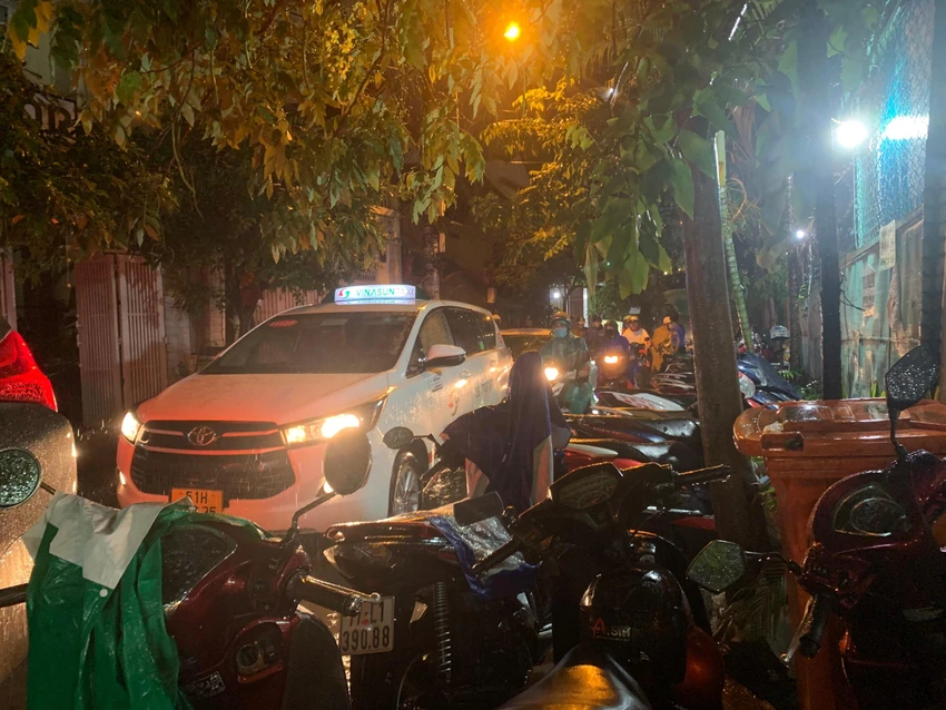 Nhiều người dân đã tìm cách đi vào các con hẻm để tránh kẹt xe, tuy nhiên một số hẻm ở khu vực này bị ngập nên càng khiến cho phương tiện ùn ứ.