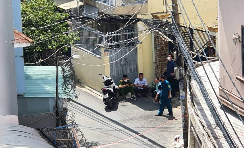 Lực lượng chức năng giăng dây phong toả ở hai đầu hẻm qua nhà nạn nhân. Ảnh: NGUYỄN YÊN Lực lượng chức năng giăng dây phong toả ở hai đầu hẻm qua nhà nạn nhân. Ảnh: NGUYỄN YÊN