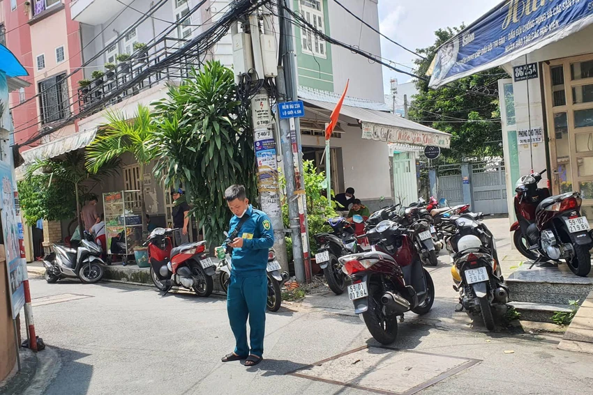 Lực lượng chức năng có mặt tại hiện trường vụ việc vào trưa 7-6. Ảnh: NGUYỄN YÊN Lực lượng chức năng có mặt tại hiện trường vụ việc vào trưa 7-6. Ảnh: NGUYỄN YÊN