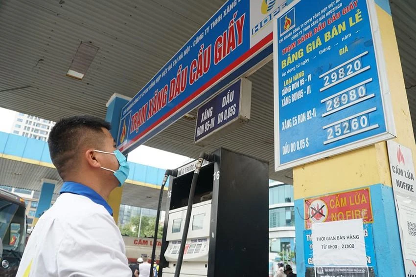 Xem xét bỏ quỹ bình ổn giá để giá xăng dầu được vận động hoàn toàn theo cơ chế thị trường. Ảnh: PHI HÙNG Xem xét bỏ quỹ bình ổn giá để giá xăng dầu được vận động hoàn toàn theo cơ chế thị trường. Ảnh: PHI HÙNG