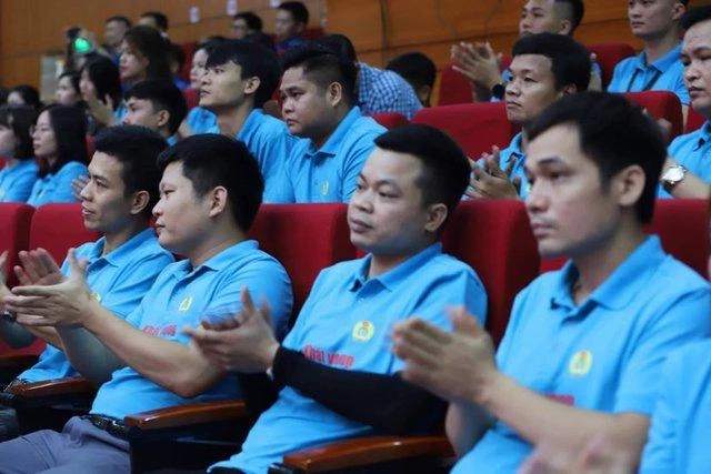 Công nhân đã đặt ra nhiều vấn đề đang tồn tại, vướng mắc và đề nghị các cấp các ngành quan tâm giải quyết sớm. Ảnh: VGP Công nhân đã đặt ra nhiều vấn đề đang tồn tại, vướng mắc và đề nghị các cấp các ngành quan tâm giải quyết sớm. Ảnh: VGP