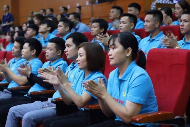 Công nhân đề nghị quan tâm hơn đến chính sách nhà ở, trợ cấp cho trẻ mầm non là con công nhân. Ảnh: VGP Công nhân đề nghị quan tâm hơn đến chính sách nhà ở, trợ cấp cho trẻ mầm non là con công nhân. Ảnh: VGP