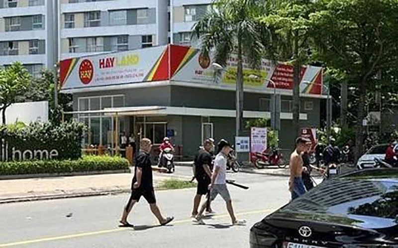 Nhóm người cầm hung khí, xịt hơi cay chém người chém người tại phường Cát Lái. Ảnh: Cắt từ clip