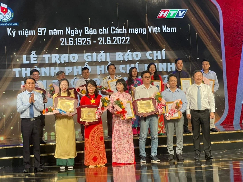 Các tác giả đoạt giải tại buổi lễ trao giải. Ảnh: N. PHƯỚC Các tác giả đoạt giải tại buổi lễ trao giải. Ảnh: N. PHƯỚC