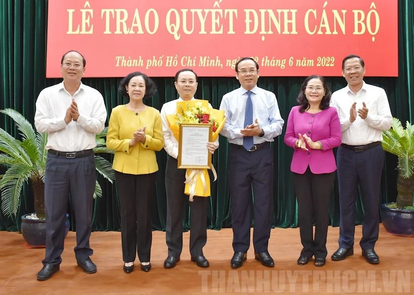 Trưởng Ban Tổ chức Trung ương Trương Thị Mai và Bí thư Thành ủy TP.HCM Nguyễn Văn Nên trao quyết định, tặng hoa chúc mừng ông Nguyễn Văn Hiếu (thứ 3 từ trái sang). Ảnh: Thanhuytphcm Trưởng Ban Tổ chức Trung ương Trương Thị Mai và Bí thư Thành ủy TP.HCM Nguyễn Văn Nên trao quyết định, tặng hoa chúc mừng ông Nguyễn Văn Hiếu (thứ 3 từ trái sang). Ảnh: Thanhuytphcm