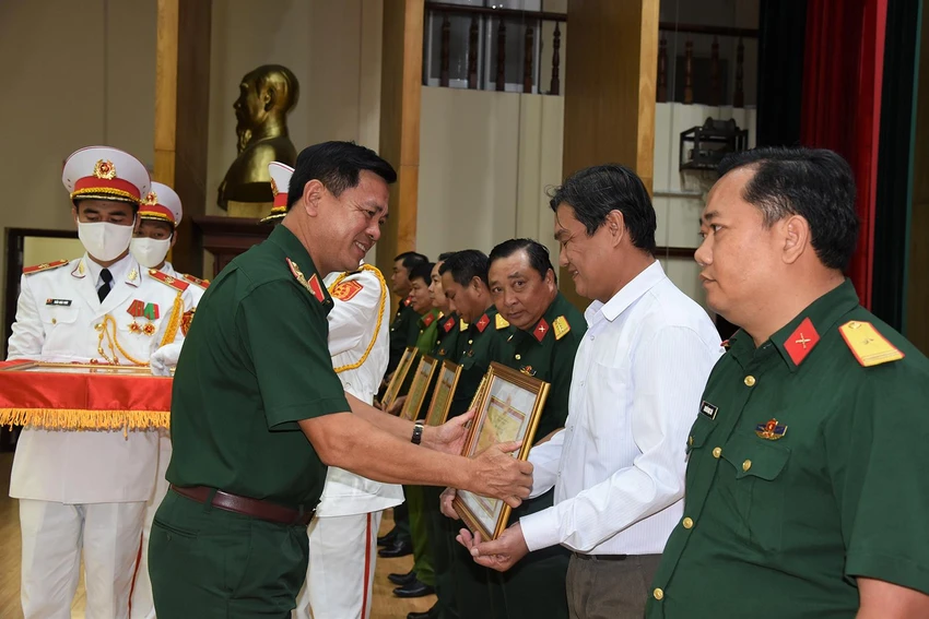 Thiếu tướng Nguyễn Trường Thắng, Tư lệnh Quân khu trao thưởng cho các tập thể có thành tích xuất sắc trong công tác tuyển chọn, gọi công dân nhập ngũ năm 2022. Ảnh: BQK7