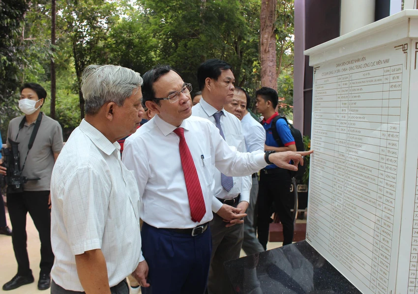 Bí thư Thành ủy TP.HCM Nguyễn Văn Nên cùng các đại biểu tham quan khu di tích. Ảnh: NGUYỄN YÊN Bí thư Thành ủy TP.HCM Nguyễn Văn Nên cùng các đại biểu tham quan khu di tích. Ảnh: NGUYỄN YÊN
