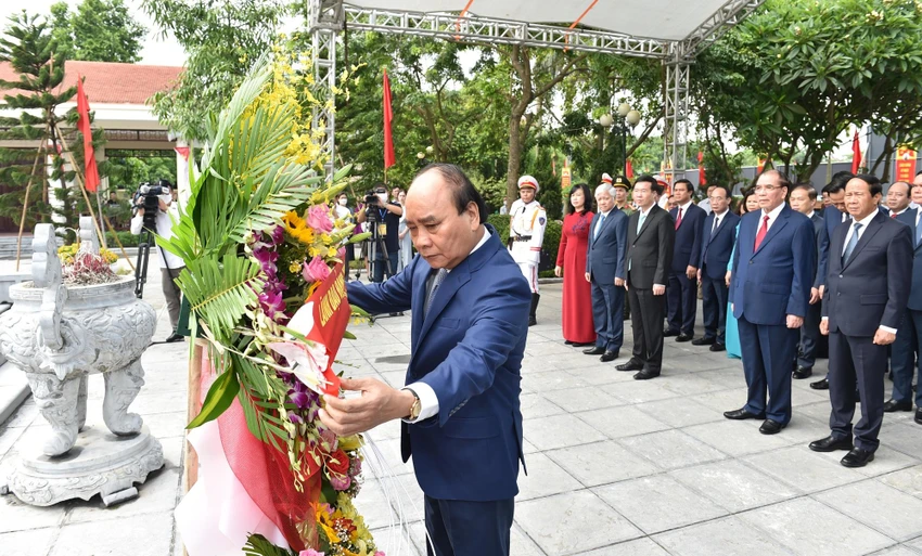Chủ tịch nước dâng hoa tưởng nhớ Tổng Bí thư Nguyễn Văn Cừ. Ảnh: VGP Chủ tịch nước dâng hoa tưởng nhớ Tổng Bí thư Nguyễn Văn Cừ. Ảnh: VGP
