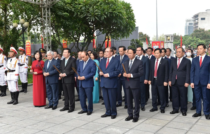Chủ tịch nước Nguyễn Xuân Phúc và đoàn tưởng niệm Tổng Bí thư Nguyễn Văn Cừ. Ảnh: VGP Chủ tịch nước Nguyễn Xuân Phúc và đoàn tưởng niệm Tổng Bí thư Nguyễn Văn Cừ. Ảnh: VGP