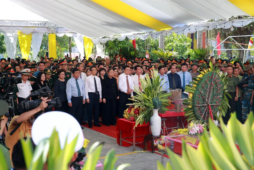 Các lãnh đạo, nguyên lãnh đạo Đảng, Nhà nước, các bộ ngành, địa phương, đông đảo cựu chiến binh, nhân dân dành phút mặc niệm, truy điệu, an táng hài cốt các liệt sỹ. Ảnh: VGP Các lãnh đạo, nguyên lãnh đạo Đảng, Nhà nước, các bộ ngành, địa phương, đông đảo cựu chiến binh, nhân dân dành phút mặc niệm, truy điệu, an táng hài cốt các liệt sỹ. Ảnh: VGP