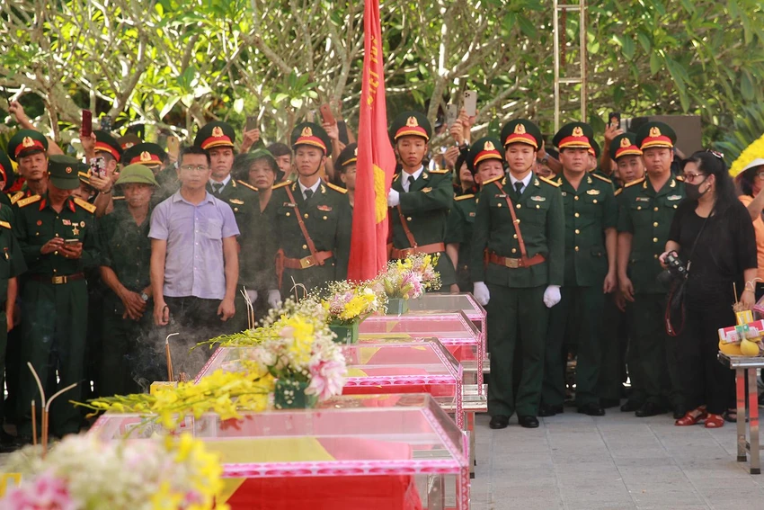 Sau một thời gian nỗ lực tìm kiếm, đội tìm kiếm, quy tập hài cốt liệt sỹ hy sinh trong giai đoạn 1979-1989 tại mặt trận Vị Xuyên, tỉnh Hà Giang đã phát hiện và quy tập 10 hài cốt liệt sỹ tại thôn Nam Giang, xã Thanh Thủy. Ảnh: VGP Sau một thời gian nỗ lực tìm kiếm, đội tìm kiếm, quy tập hài cốt liệt sỹ hy sinh trong giai đoạn 1979-1989 tại mặt trận Vị Xuyên, tỉnh Hà Giang đã phát hiện và quy tập 10 hài cốt liệt sỹ tại thôn Nam Giang, xã Thanh Thủy. Ảnh: VGP