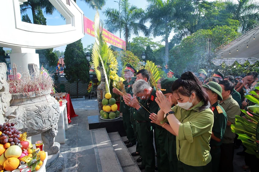 Đông đảo cựu chiến binh xúc động rưng rưng dâng hương tưởng niệm các đồng đội đã nằm lại Vị Xuyên. Ảnh: VGP Đông đảo cựu chiến binh xúc động rưng rưng dâng hương tưởng niệm các đồng đội đã nằm lại Vị Xuyên. Ảnh: VGP