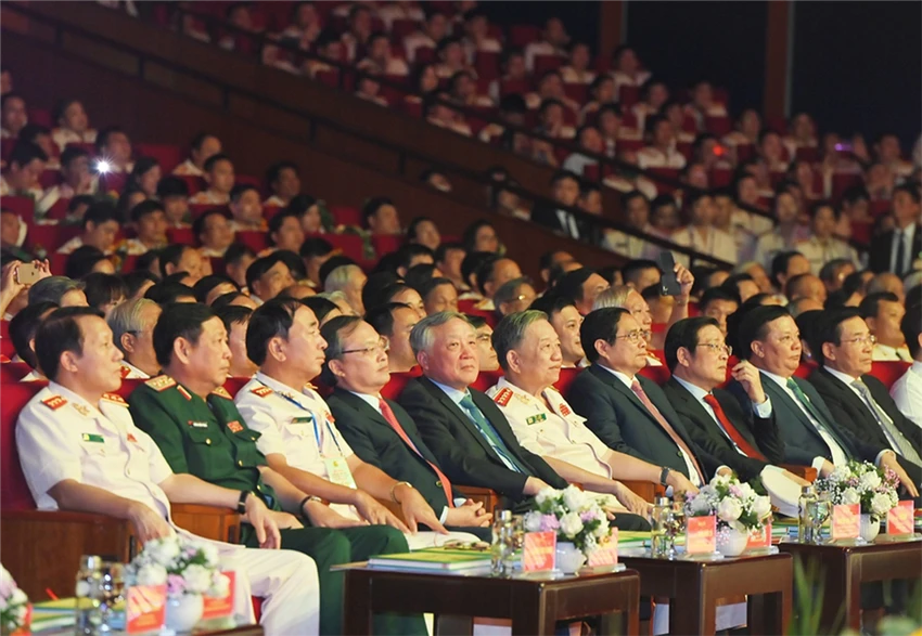 Thủ tướng Phạm Minh Chính cùng các lãnh đạo Đảng, Nhà nước dự Lễ Kỷ niệm 60 năm Ngày truyền thống lực lượng Cảnh sát nhân dân, tối 17-7. Ảnh: BCA Thủ tướng Phạm Minh Chính cùng các lãnh đạo Đảng, Nhà nước dự Lễ Kỷ niệm 60 năm Ngày truyền thống lực lượng Cảnh sát nhân dân, tối 17-7. Ảnh: BCA