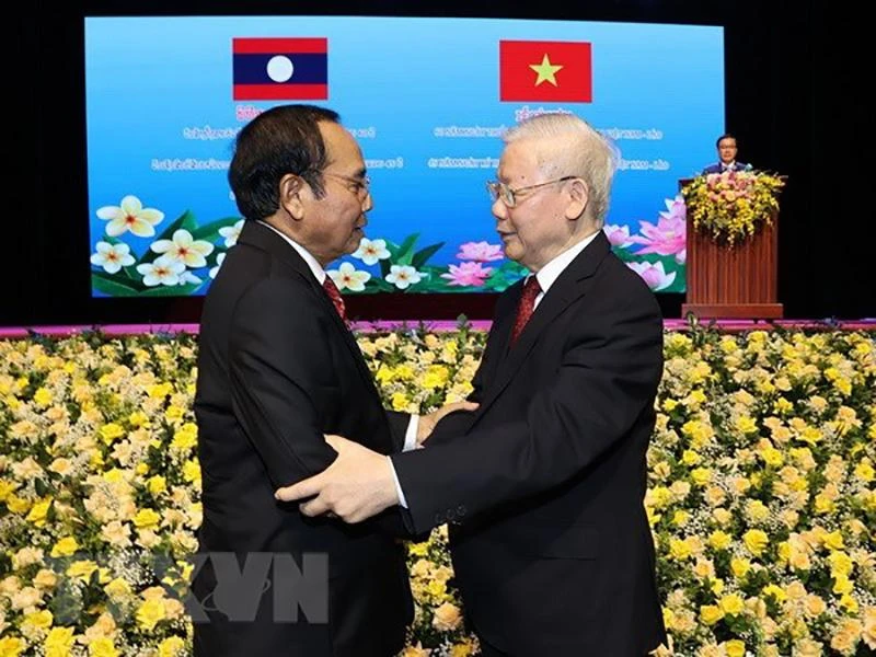 Tổng Bí thư Nguyễn Phú Trọng và ông Bounthong Chitmany, Ủy viên Bộ Chính trị, Thường trực Ban Bí thư, Phó Chủ tịch nước Lào tại lễ kỷ niệm. Ảnh: TTXVN Tổng Bí thư Nguyễn Phú Trọng và ông Bounthong Chitmany, Ủy viên Bộ Chính trị, Thường trực Ban Bí thư, Phó Chủ tịch nước Lào tại lễ kỷ niệm. Ảnh: TTXVN