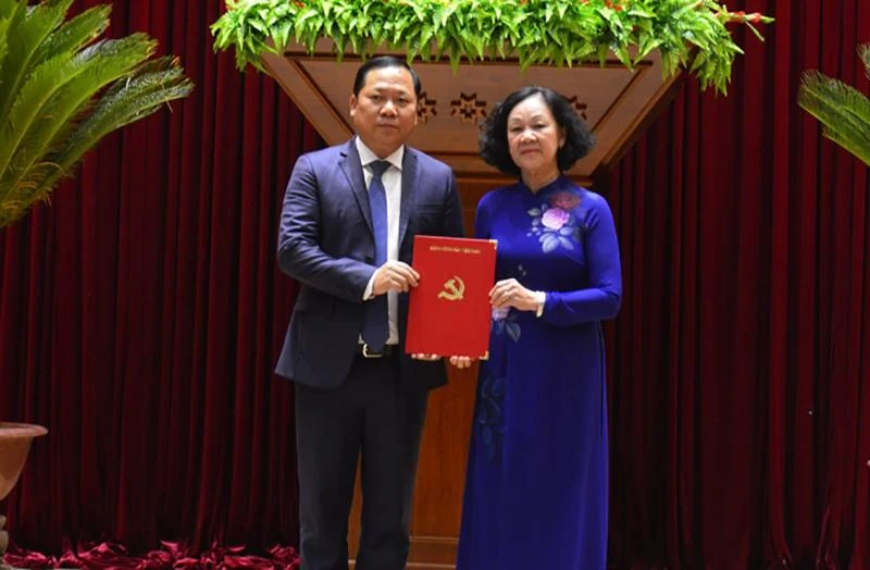 Trưởng Ban Tổ chức Trung ương Trương Thị Mai trao quyết định cho ông Nguyễn Phi Long. Ảnh: VOV Trưởng Ban Tổ chức Trung ương Trương Thị Mai trao quyết định cho ông Nguyễn Phi Long. Ảnh: VOV