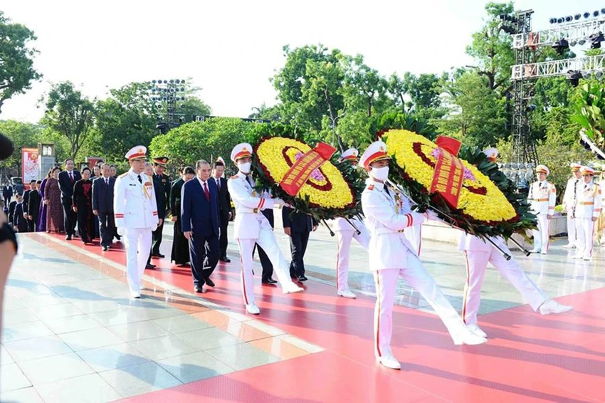 Đoàn lãnh đạo Đảng, Nhà nước đặt vòng hoa tại Đài tưởng niệm các Anh hùng liệt sỹ. Đoàn lãnh đạo Đảng, Nhà nước đặt vòng hoa tại Đài tưởng niệm các Anh hùng liệt sỹ.