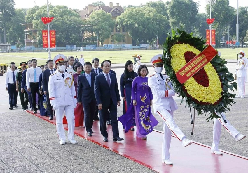 Đoàn đại biểu TP Hà Nội đặt vòng hoa và vào Lăng viếng Chủ tịch Hồ Chí Minh. Đoàn đại biểu TP Hà Nội đặt vòng hoa và vào Lăng viếng Chủ tịch Hồ Chí Minh.