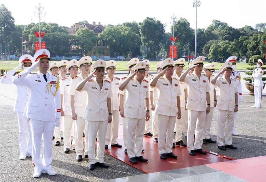 Đoàn đại biểu Đảng ủy Công an Trung ương và Bộ Công an tưởng niệm Chủ tịch Hồ Chí Minh. Đoàn đại biểu Đảng ủy Công an Trung ương và Bộ Công an tưởng niệm Chủ tịch Hồ Chí Minh.