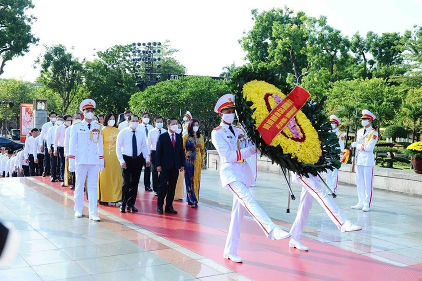 Đoàn Bộ LĐ&TB-XH đặt vòng hoa tại Đài tưởng niệm các Anh hùng liệt sỹ. Đoàn Bộ LĐ&TB-XH đặt vòng hoa tại Đài tưởng niệm các Anh hùng liệt sỹ.