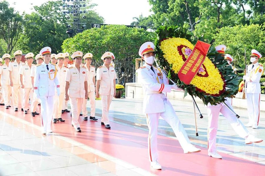 Đoàn đại biểu Đảng ủy Công an Trung ương và Bộ Công an đặt vòng hoa tại Đài tưởng niệm các Anh hùng liệt sỹ. Đoàn đại biểu Đảng ủy Công an Trung ương và Bộ Công an đặt vòng hoa tại Đài tưởng niệm các Anh hùng liệt sỹ.