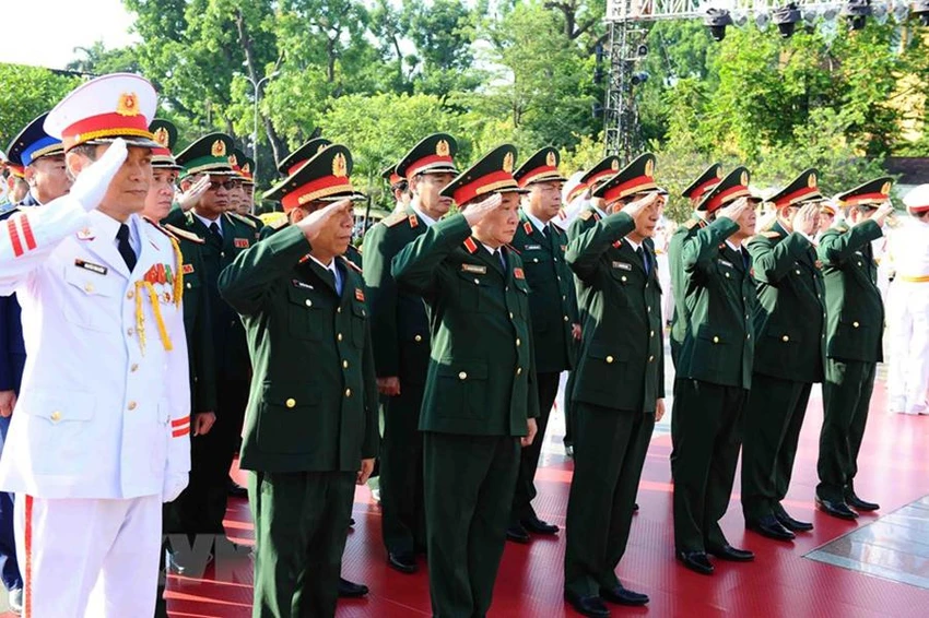 Đoàn đại biểu Quân ủy Trung ương và Bộ Quốc phòng tưởng niệm các Anh hùng liệt sỹ. Đoàn đại biểu Quân ủy Trung ương và Bộ Quốc phòng tưởng niệm các Anh hùng liệt sỹ.