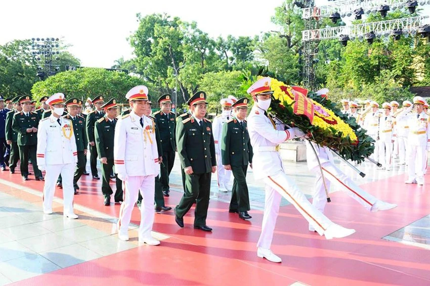 Đoàn đại biểu Quân ủy Trung ương và Bộ Quốc phòng đặt vòng hoa tại Đài tưởng niệm các Anh hùng liệt sỹ. Đoàn đại biểu Quân ủy Trung ương và Bộ Quốc phòng đặt vòng hoa tại Đài tưởng niệm các Anh hùng liệt sỹ.