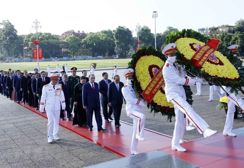 Lãnh đạo Đảng, Nhà nước đặt vòng hoa và vào Lăng viếng Chủ tịch Hồ Chí Minh. Lãnh đạo Đảng, Nhà nước đặt vòng hoa và vào Lăng viếng Chủ tịch Hồ Chí Minh.