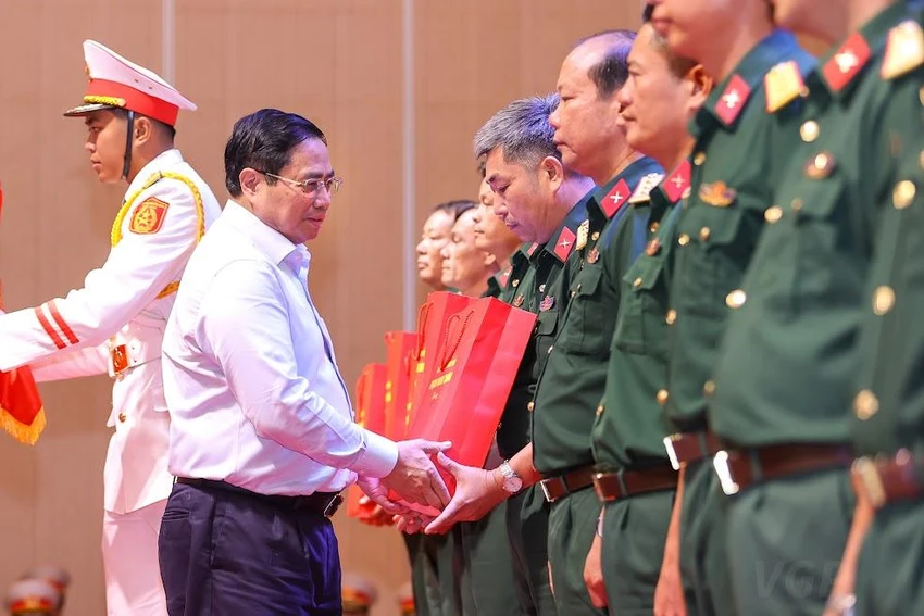 Thủ tướng Phạm Minh Chính tặng quà các đội tìm kiếm, quy tập hài cốt liệt sĩ. Ảnh: VGP Thủ tướng Phạm Minh Chính tặng quà các đội tìm kiếm, quy tập hài cốt liệt sĩ. Ảnh: VGP