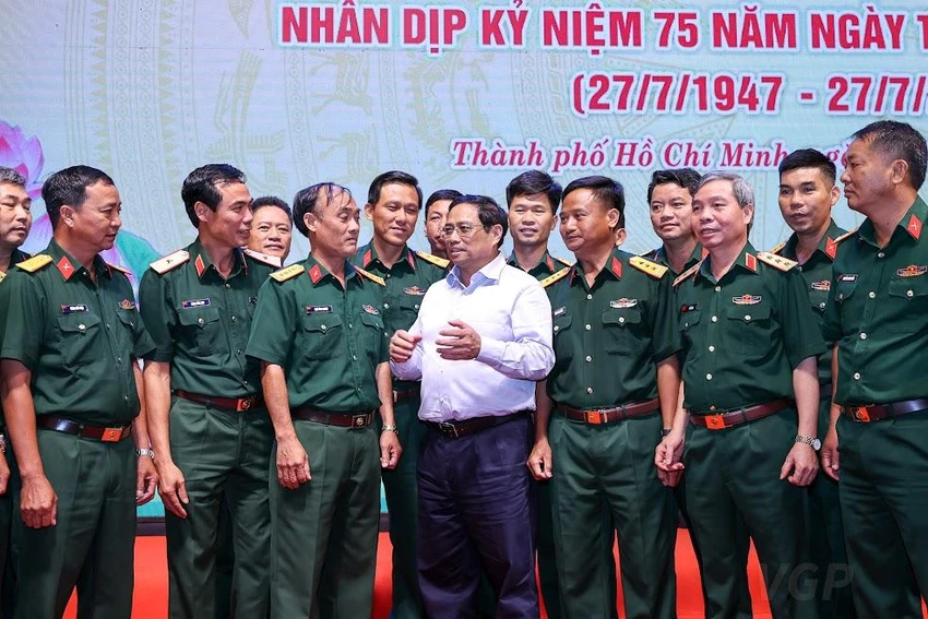 Thủ tướng chia sẻ cùng các cán bộ, chiến sĩ tham gia tìm kiếm, quy tập hài cốt liệt sĩ. Ảnh: VGP Thủ tướng chia sẻ cùng các cán bộ, chiến sĩ tham gia tìm kiếm, quy tập hài cốt liệt sĩ. Ảnh: VGP