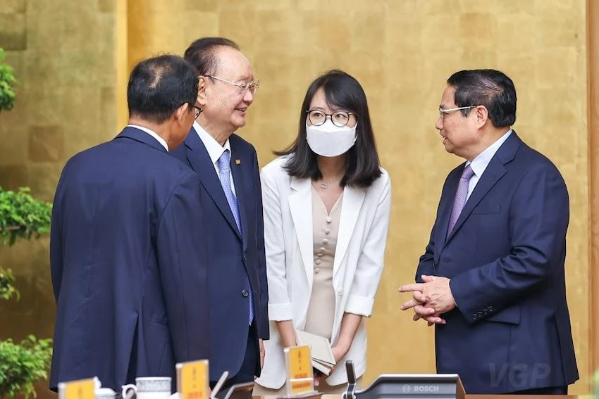 Thủ tướng trò chuyện cùng lãnh đạo Tập đoàn Charmvit. Ảnh: VGP Thủ tướng trò chuyện cùng lãnh đạo Tập đoàn Charmvit. Ảnh: VGP