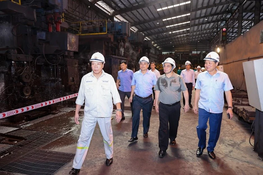 Thủ tướng cùng đoàn công tác kiểm tra hiện trạng Nhà máy Cán thép Thái Trung của Tisco. Ảnh: VGP